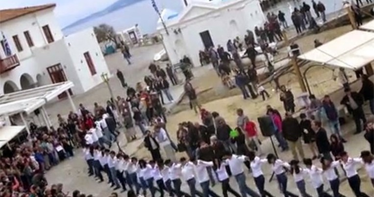 Όλη η Μύκονος μια παρέα. Δείτε το χασάπικο που σαρώνει στο Internet