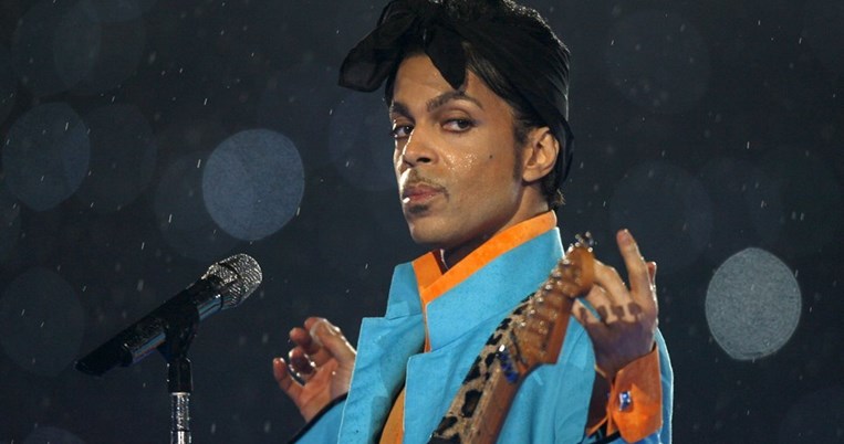 Fan του Prince παρανόμησε (ευτυχώς) για να βγάλει αυτή την τέλεια φωτο στον Πρίγκιπα