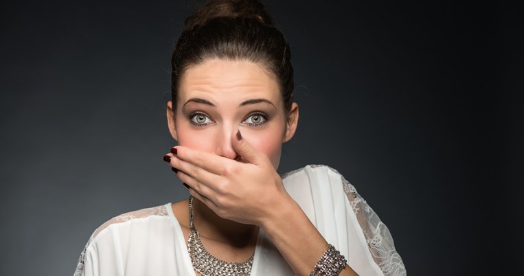 Κακοσμία στόματος: 5 αιτίες που την προκαλούν και μέχρι σήμερα δεν τις γνώριζες 