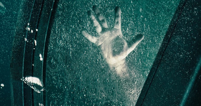 Βρίσκεστε σε αμάξι που βυθίζεται; Να τι πρέπει να κάνετε για να σωθείτε