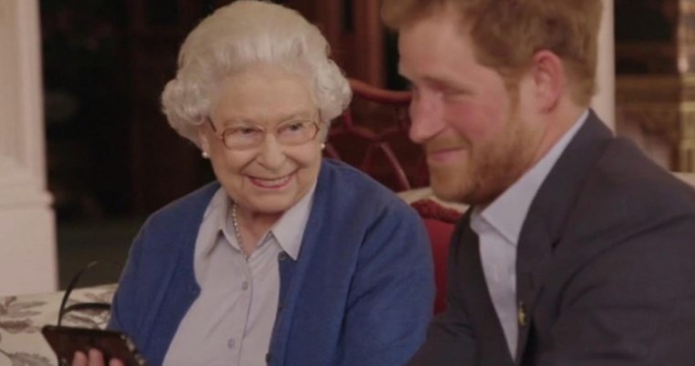 Τρελό γέλιο.Η βασίλισσα Ελισάβετ τρολάρει το ζεύγος Ομπάμα