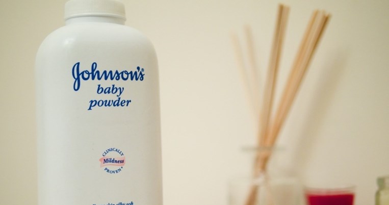 Η Johnson & Johnson θα πληρώσει 55 εκατ. δολάρια για πρόκληση καρκίνου ωοθηκών