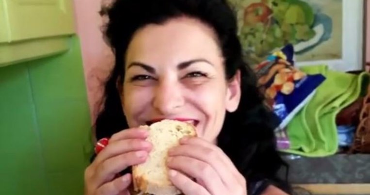 Η Ελένη Ψυχούλη ανέβασε ένα τέλειο βίντεο για τοστ με αρνί (;) στο instagram