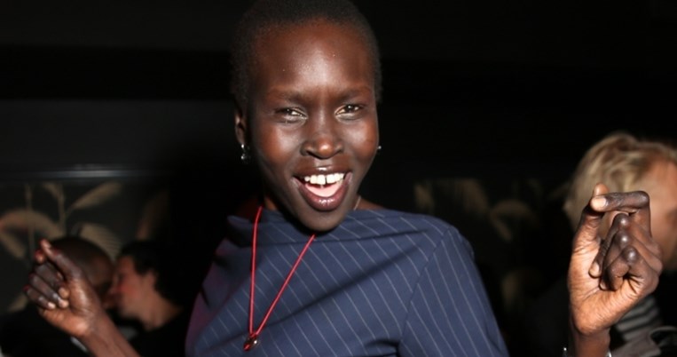 Όμορφη, σοβαρή και σκεπτόμενη. Η Άλεκ Γουέκ από Σουδανή πρόσφυγας έγινε διεθνές σούπερ μόντελ