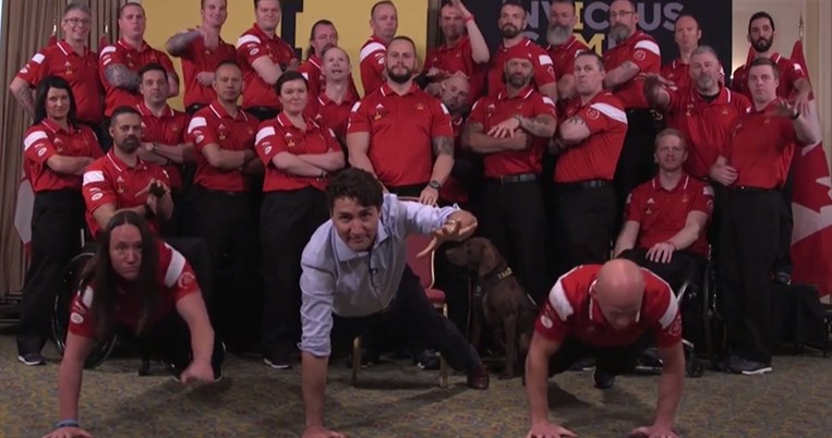 Για ποιο λόγο ο πρωθυπουργός του Καναδά κάνει κάμψεις on camera; 