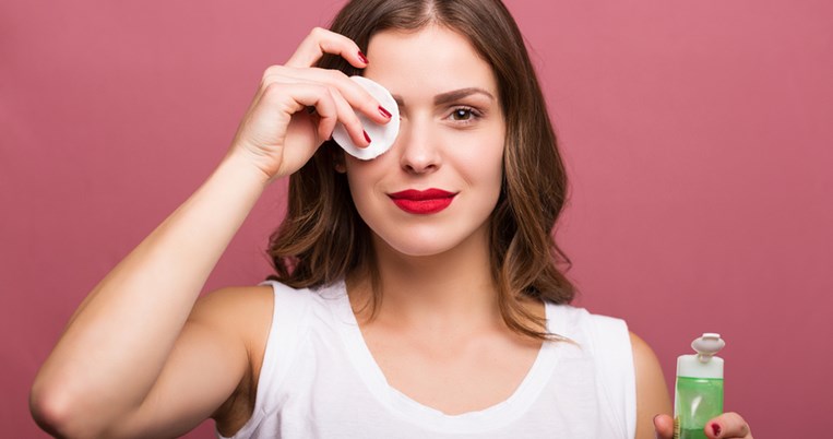 Ξέμεινες από ντεμακιγιάζ; Ε, και; Φτιάξε το δικό σου εύκολα, γρήγορα και οικονομικά