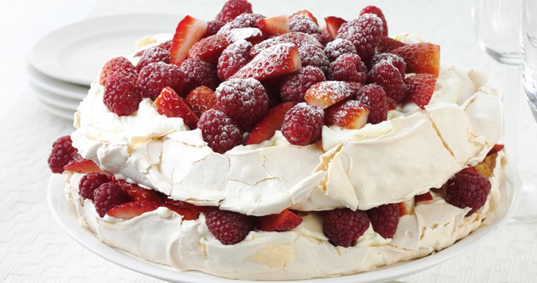 Πάβλοβα με μασκαρπόνε και φράουλες με αφράτη μαρέγκα από τον Στέλιο Παρλιάρο 