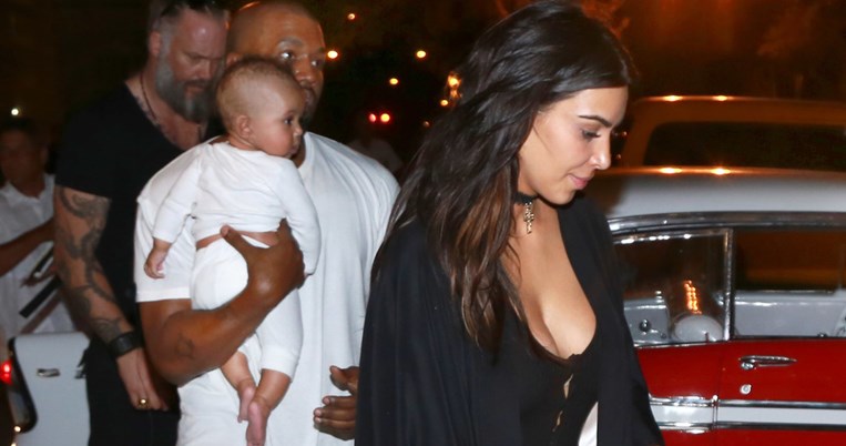 Η πρώτη δημόσια εμφάνιση του γιου της Kim Kardashian, Saint West, στην αγκαλιά του μπαμπά του