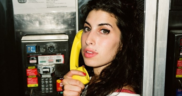 Δείτε το βιβλίο που θα κυκλοφορήσει με φωτογραφίες της Amy Winehouse πριν γίνει διάσημη