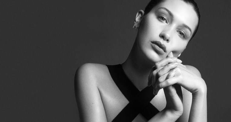 H Bella Hadid φόρεσε το cropped top με ένα μοναδικό τρόπο που δεν έχουμε ξαναδεί