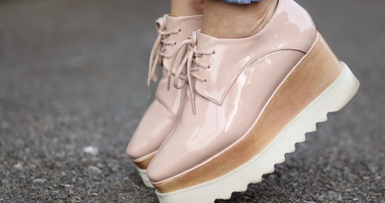 16 ζευγάρια πλατφόρμες που θα σας δώσουν ύψος και «σταθερό» πάτημα 