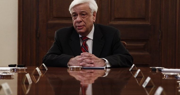 Ο Προκόπης Παυλόπουλος δεν μπορεί να αγοράσει ούτε ένα T-shirt Zara. Πόσα λεφτά έχει στην τράπεζα;