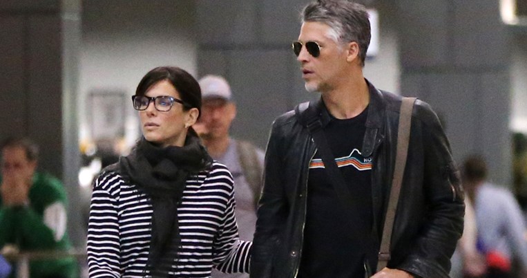 Η Σάντρα Μπούλοκ παντρεύεται τον κούκλο πρώην τοξικομανή σύντροφό της