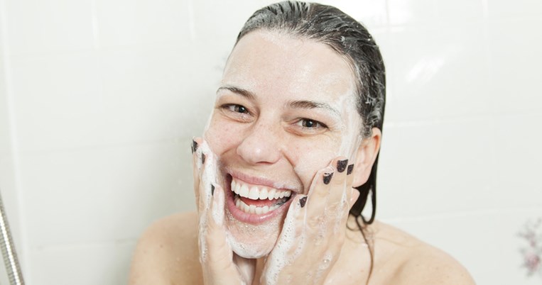 10 τέλεια προϊόντα καθαρισμού που αφαιρούν τα πάντα από το πρόσωπό σου. Ναι, τα πάντα