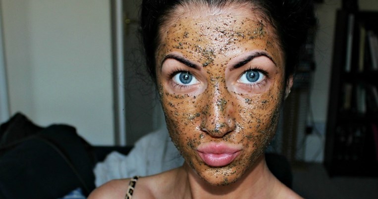 Ο καφές από την κουζίνα στο νεσεσέρ: γιατί και η επιδερμίδα μας χρειάζεται ξύπνημα