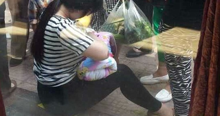 26χρονη γυναίκα θηλάζει μωρό που είχε εγκαταλειφθεί μέσα σε κιβώτιο στο δρόμο