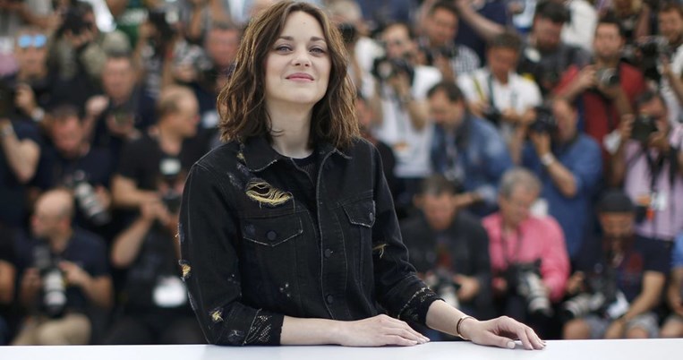 Η Κοτιγιάρ με τζιν φόρεμα στο κόκκινο χαλί των Καννών.Να πώς θα αντιγράψεις οικονομικά το look της