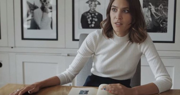 Το νέο ντοκιμαντέρ της Alexa Chung διεισδύει στα άδυτα της μόδας αποκαλύπτοντας το κρυφό της μέλλον.