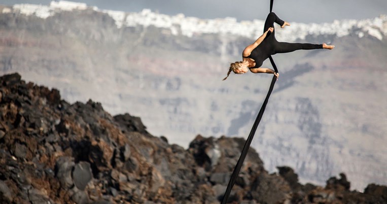 Greece Has Soul: Η Κατερίνα Σολδάτου χορεύει στον αέρα της Σαντορίνης κόβοντας την ανάσα
