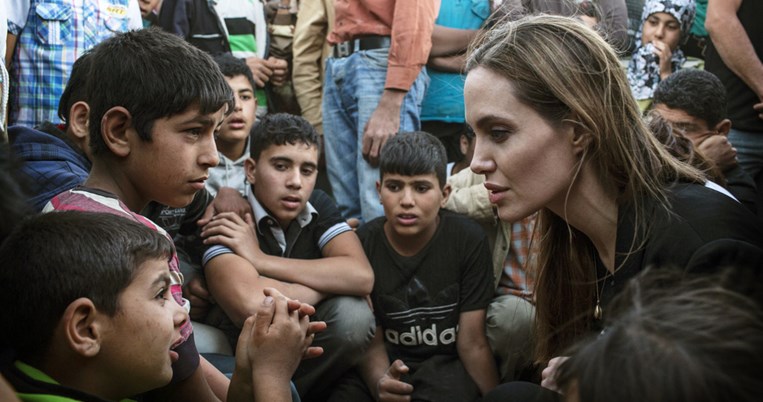 «Η Τζολί να ανοίξει τα σπίτια της για τους πρόσφυγες, αλλιώς να το βουλώσει»