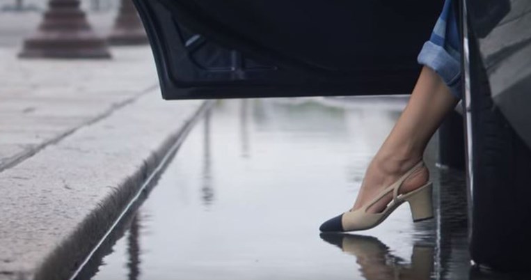 To making of πίσω από το πιο δημοφιλές παπούτσι του 2015, τα δίχρωμα γοβάκια του οίκου Chanel