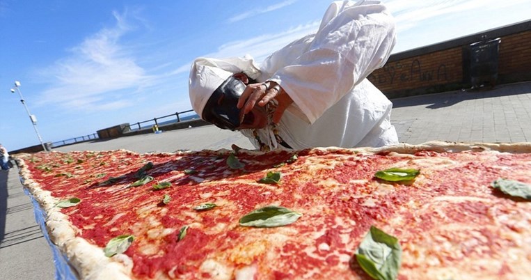 Φτιάχτηκε η μακρύτερη πίτσα στον κόσμο με μήκος... 2 χιλιομέτρων! 