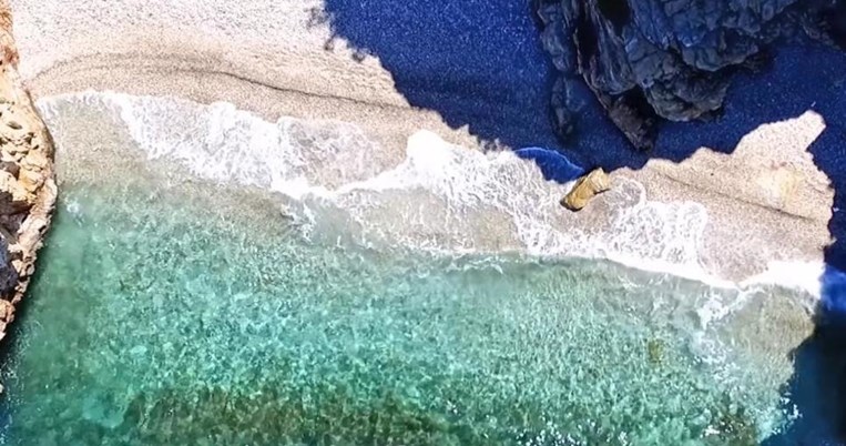 Aμμουδιές με τιρκουάζ νερά: 3 παραλίες σε απόσταση αναπνοής από την Αθήνα