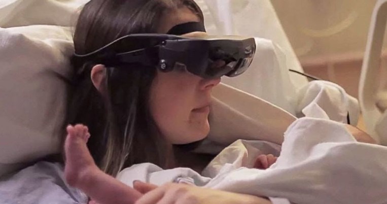Τυφλή μητέρα βλέπει το μωρό της για πρώτη φορά χάρη στη νέα τεχνολογία