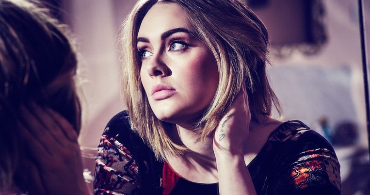 Πιο stylish από ποτέ η Adele με floral φόρεμα 5.200 ευρώ. Δες πώς θα το αντιγράψεις από 29.90 ευρώ