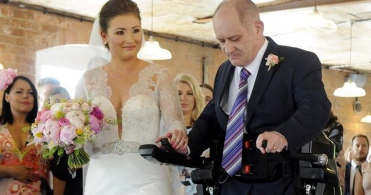 Η πιο ωραία έκπληξη:«Σηκώνεται» από το αναπηρικό αμαξίδιο και συνοδεύει την κόρη του στο γάμο της