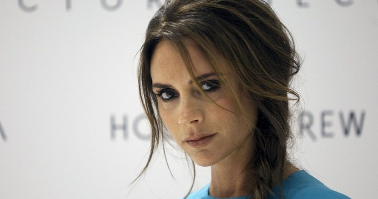 Η νέα μανία της Victoria Beckham είναι αυτό το τέλειο T-Shirt και είναι ήδη sold out