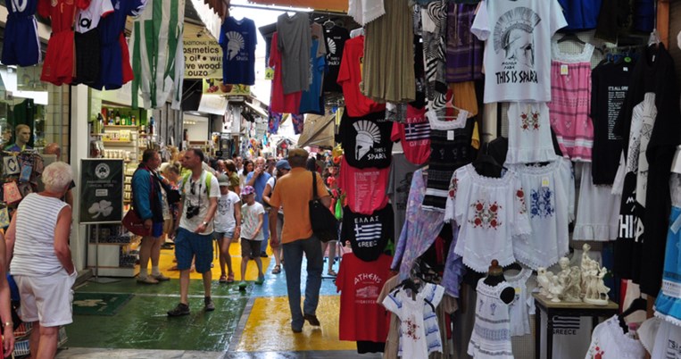 Τα τουριστικά T-shirts από το Μοναστηράκι είναι τάση. Πες ναι στο must have του καλοκαιριού