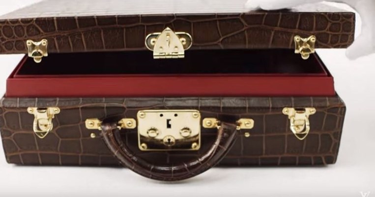 Τι κρύβει η νέα κροκό θήκη του οίκου Louis Vuitton;