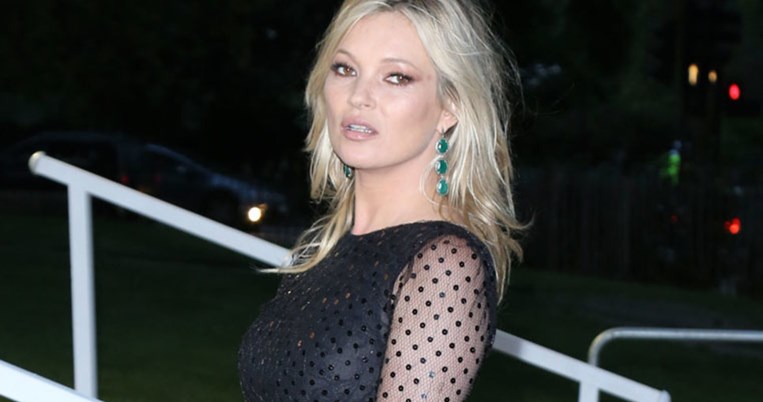 Έτσι μπήκε η Kate Moss στο πάρτι της Vogue. Δε φαντάζεσαι όμως πως βγήκε