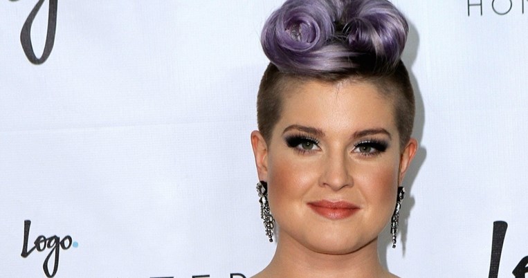 H Kelly Osbourne τουίταρε τον αριθμό τηλεφώνου της ερωμένης του πατέρα της 