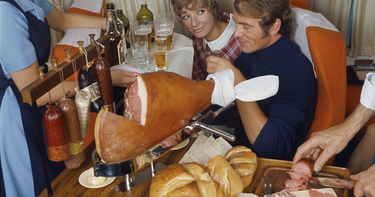 Δείτε τα απίστευτα γεύματα που έτρωγαν στο αεροπλάνο από τα 60s μέχρι τα 80s