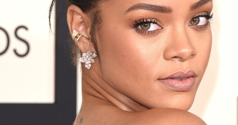 Δείτε πρώτοι τα γυαλιά ηλίου που σχεδίασε η Rihanna για τον οίκο Dior