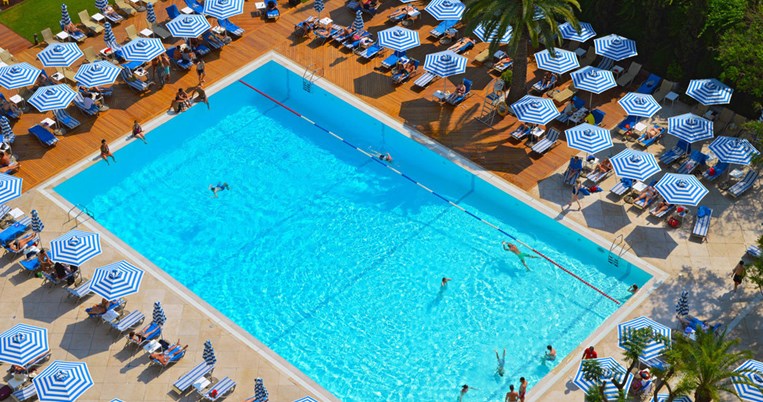 Βουτιές στην πισίνα του Hilton: Θαλασσινός αέρας στο κέντρο της Αθήνας