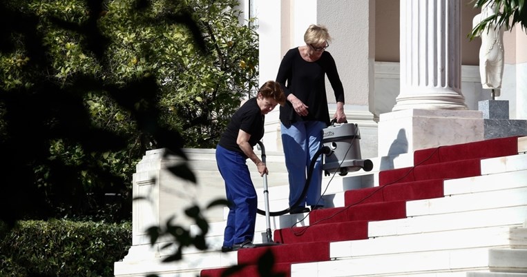 Η λεπτομέρεια στη φωτογραφία με τις καθαρίστριες στο Μαξίμου που μας τράβηξε την προσοχή