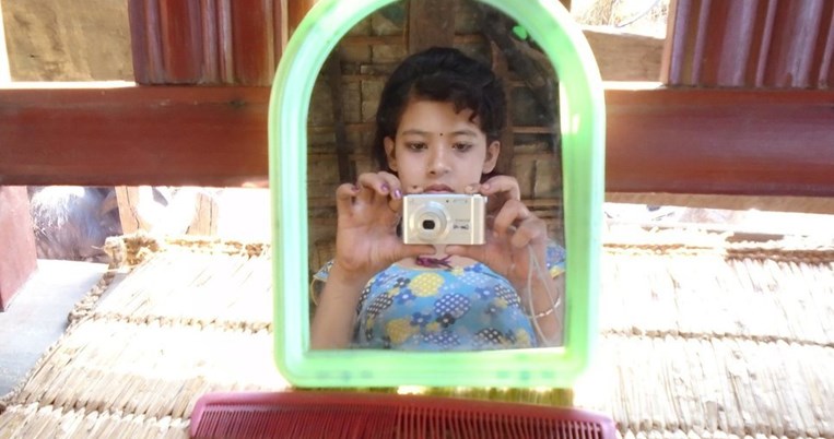 Κορίτσια στο Νεπάλ εκμυστηρεύονται τις πιο παρανοϊκές προκαταλήψεις για την περίοδο