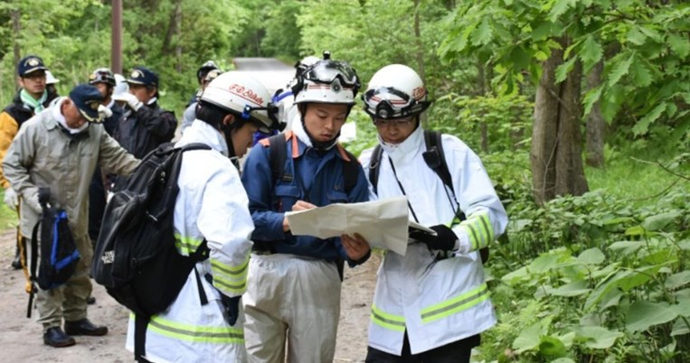 Διασώστες αναζητούν ένα αγόρι που εγκαταλείφθηκε από τους γονείς του σε δάσος