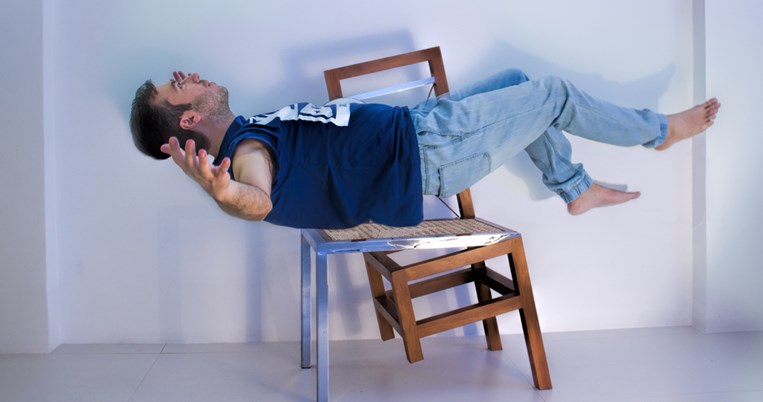 Ο Σπύρος Κοντάκης σχεδιάζει ονειρικά έπιπλα που αγνοούν τη λογική 