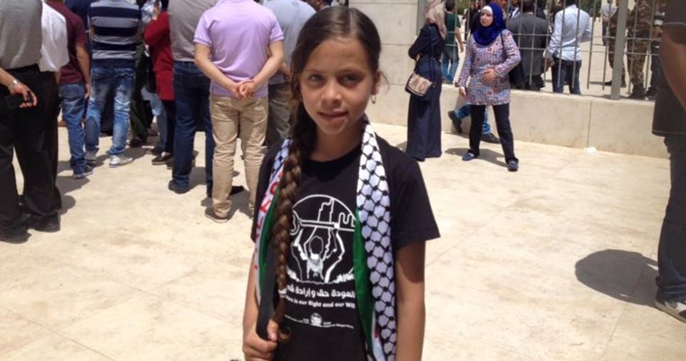 Η μικρότερη ρεπόρτερ της Παλαιστίνης είναι μια λιλιπούτεια Μαρία Καρχιλάκη