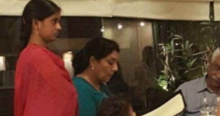 Ινδή πολιτικός υποχρεώνει τη νταντά του παιδιού της να στέκεται όρθια σε εστιατόριο
