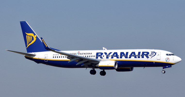 H Ryanair μειώνει από σήμερα έως και 50% τις χρεώσεις αποσκευών