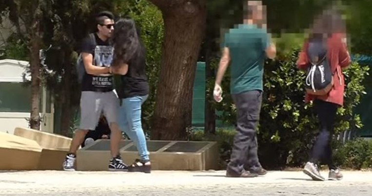 Σοκαριστικό βίντεο: Νεαρός χτυπά την κοπέλα του στο κέντρο της Αθήνας. Πόσοι περαστικοί αντιδρούν; 