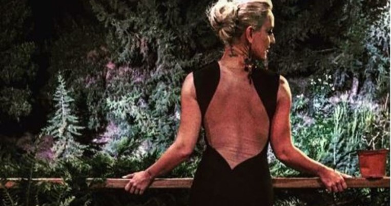 Το τέλειο φόρεμα της Μελέτη με την εντυπωσιακή πλάτη. 5 οικονομικές προτάσεις για να το αποκτήσεις