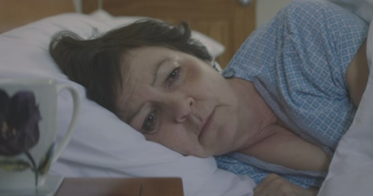 Οι ηλικιωμένες γυναίκες θύματα ενδοοικογενειακής βίας σε ένα συγκλονιστικό βίντεο