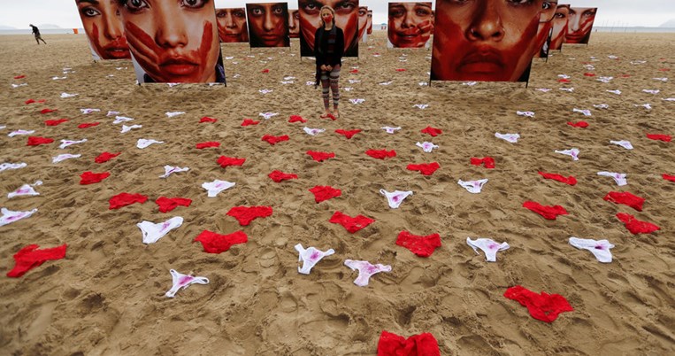 420 γυναικεία εσώρουχα απλώθηκαν σε παραλία της Βραζιλίας. Για ποιο λόγο; 