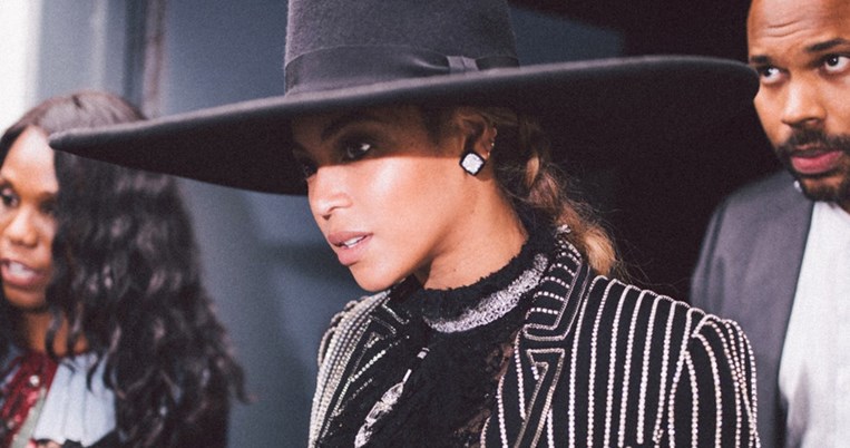 H Beyoncé με το ωραιότερο ριγέ κοστούμι. 15 οικονομικές ιδέες για να το φορέσεις